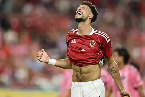 لم ينسَ القميص الأحمر.. ماذا فعل وسام أبو علي مع مشجع الأهلي في أمريكا؟ (صور)
